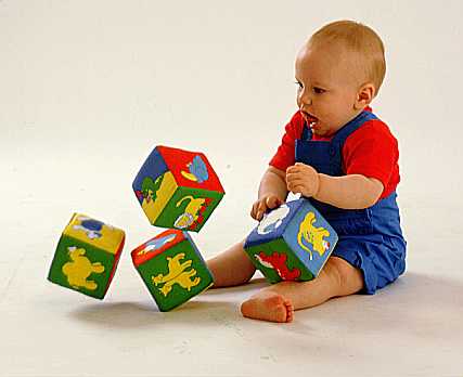 Бросая кубики по очереди. Дети кидают кубик. Кубики для годовалого малыша. Бросоки кубики детские. Ребенок разбрасывает кубики.
